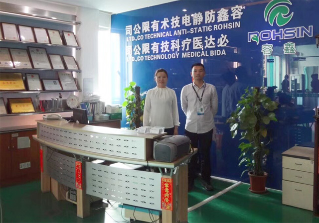 認(rèn)證師Allen和容鑫防靜電總經(jīng)理張小姐的合影 認(rèn)證師Allen和容鑫防靜電總經(jīng)理張小姐的合影